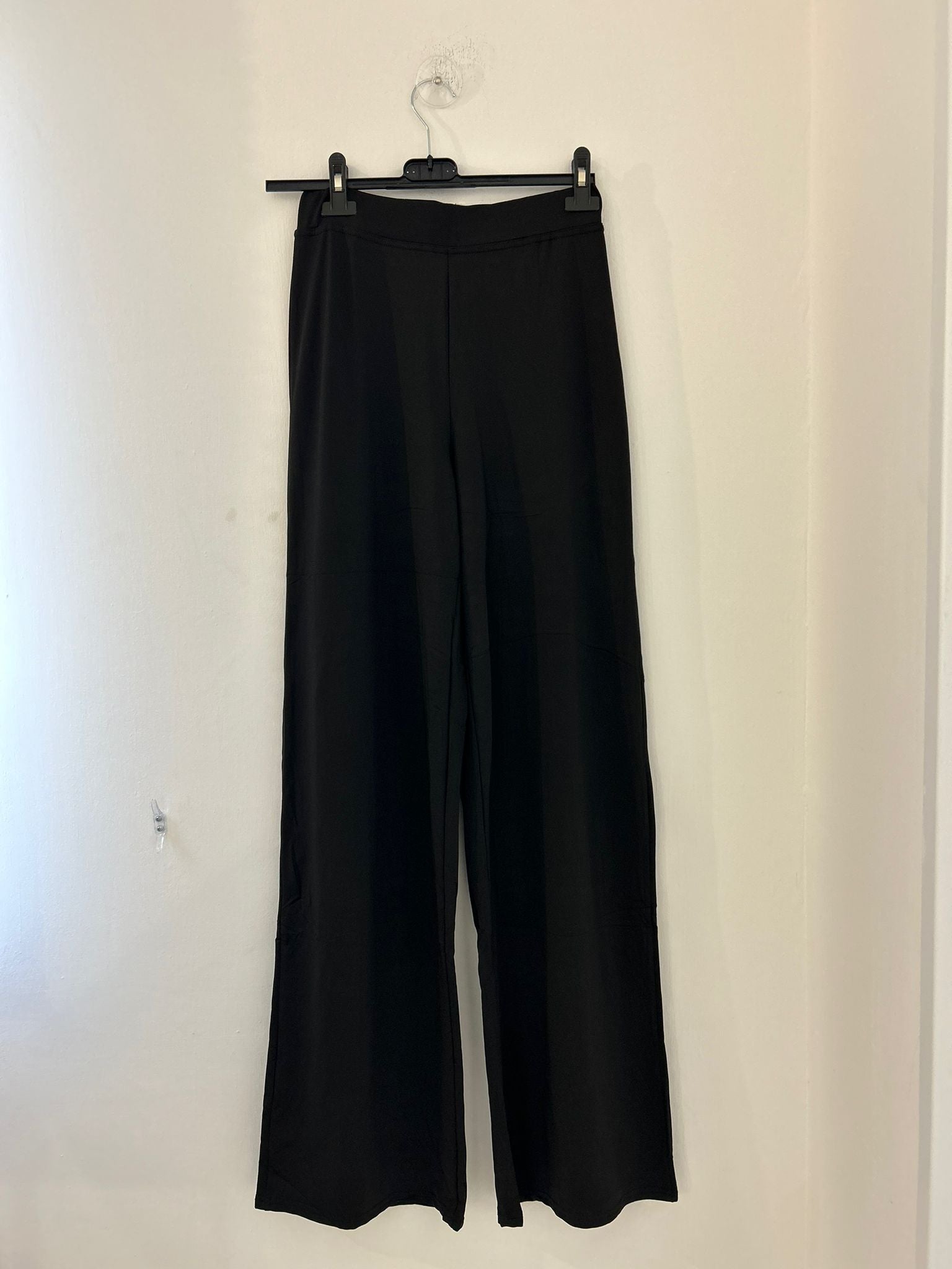 Pantalone elastico a zampa