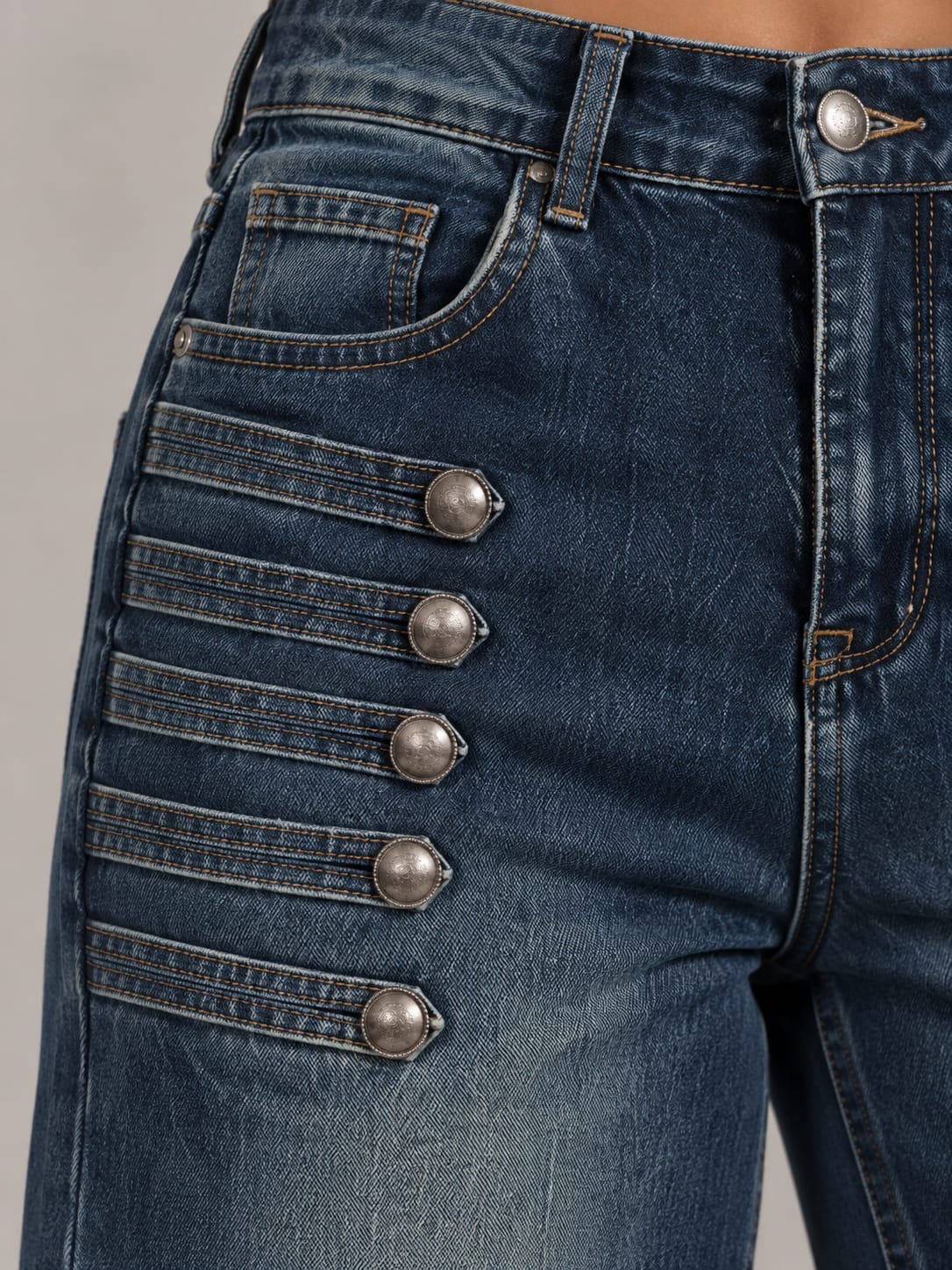 Jeans wide leg con bottoni decorativi